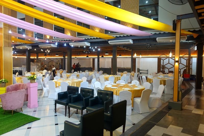 গোল্ডেন ডাইনিং সেটআপ - Golden dining setup