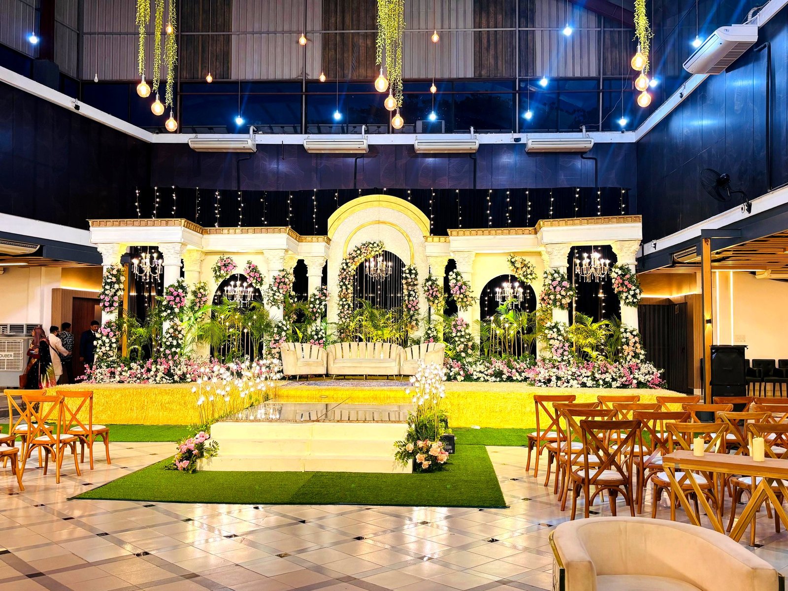 গ্র্যান্ড কলোনেড স্টেজ রাতে - Grand colonnade stage at night