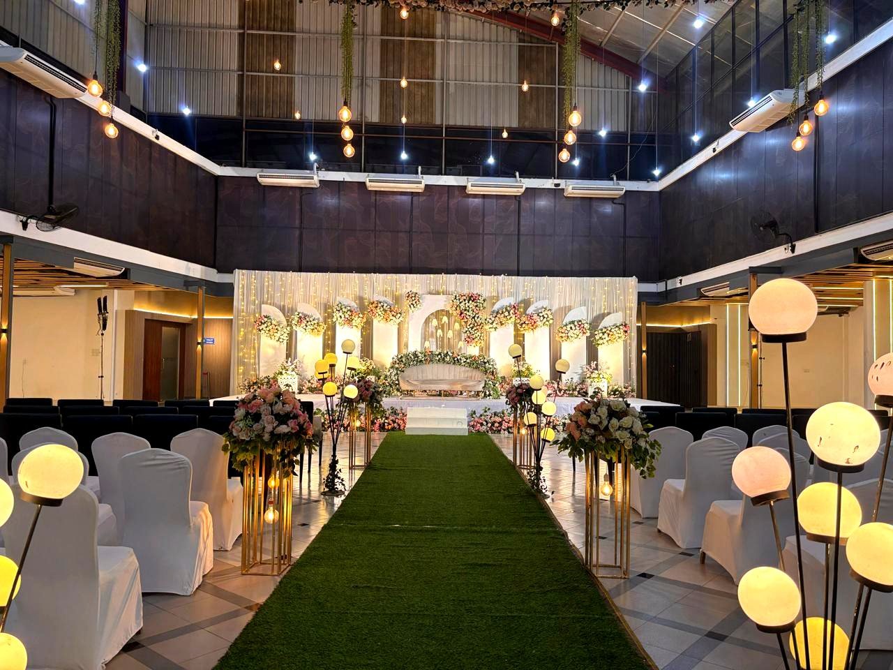 সবুজ আইল সাজসজ্জা - Green aisle decor with fairy lights
