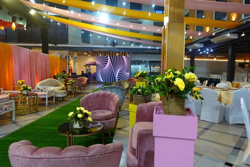 কালারফুল লাউঞ্জ এরিয়া - Colourful lounge area