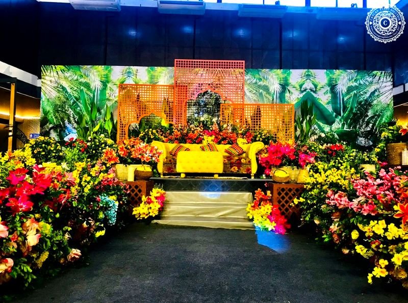 রঙিন থিম স্টেজ - Colourful themed stage